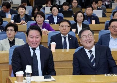 [포토] 대화하는 최태원-김태년