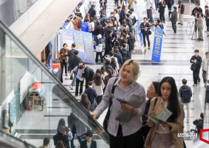 [포토] 채용박람회장 입장 기다리는 구직자들