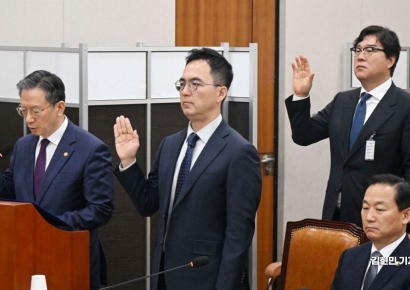 [포토] 증인 선서하는 김성태 전 쌍방울 회장