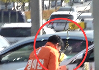 "어린 놈이 무슨 시장" 정이한 후보에 음료 던진 남성, 본인도 30대였다