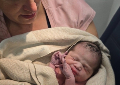 신발끈으로 탯줄 묶어…착륙 30분 전 기내에서 출산한 美 임신부