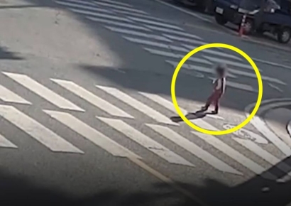 '아찔' 도로 한복판 두 살배기 구한 시민…옷에 밴 섬유유연제 향으로 집 찾은 경찰