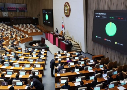 [포토] '인천 기초의원 3명 증원' 공직선거법 개정안 본회의 통과