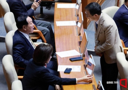 [포토] 김상욱 의원에게 호통치는 한기호 의원