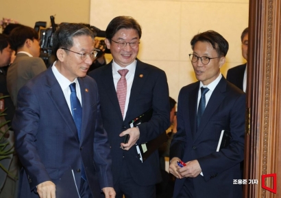 [Photo] Minister Jung Sung-ho and Chairman Lee Eog-weon Attend Emergency Cabinet Meeting