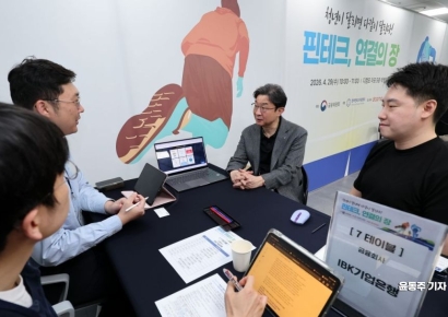 [포토] 핀테크 상담사로 나선 이억원 금융위원장