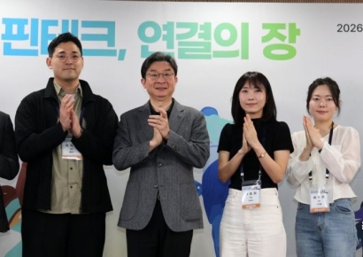 [포토] 핀테크 대표들과 나란히 선 이억원 금융위원장