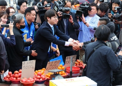 부산 구포시장 찾은 하정우 "늦게와 죄송…북구 살리겠다"