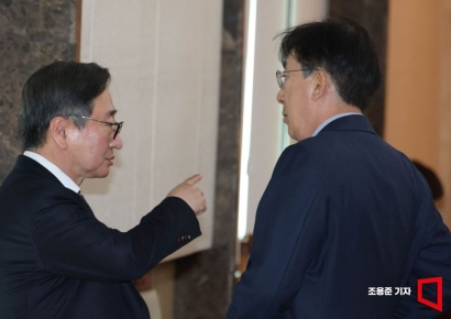 [포토] 대화하는 정기현 의료혁신위원장