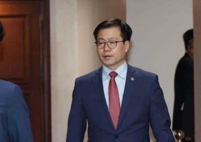 [포토] 비상경제회의 참석하는 여한구 본부장