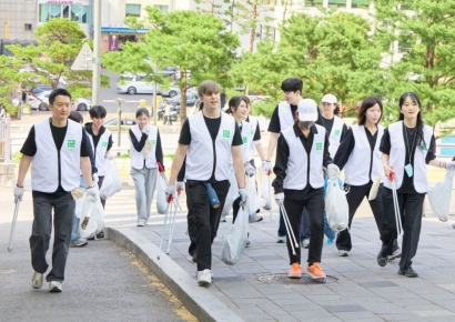 [포토] “명동에서 만나요” 유니클로, ‘글로벌 플래그십 스토어 명동’ 오픈 앞두고 명동 일대에서 플로깅 활동 진행 