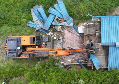 영산강 둔치 불법 건축물 강제 철거…광산구 행정대집행 착수