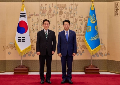 李대통령, 정무특보 사퇴 조정식에 "언제나 함께 해줘 감사"