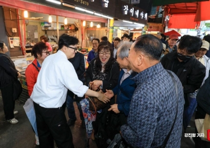 [포토] 구포시장 찾은 주민들과 악수하는 한동훈 전 대표