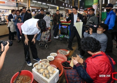 [포토] 구포시장 상인에게 인사하는 한동훈 전 대표
