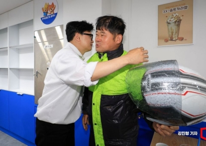 [포토] 부산 북구 주민과 포옹하는 한동훈 전 대표