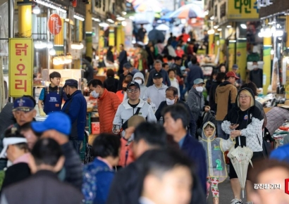 [르포]"보수의 희망" vs "부산사람이 돼야"…부산 구포시장 엇갈린 민심