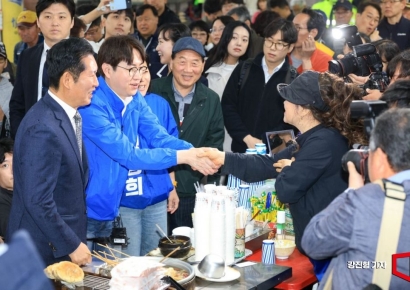 [포토] 두 손 악수하는 하정우 전 수석