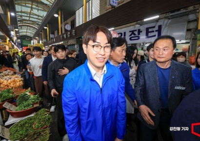 [포토] 부산 구포시장 찾은 하정우 전 수석