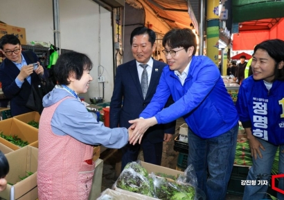 [포토] 부산 구포시장 상인과 악수하는 하정우 전 수석