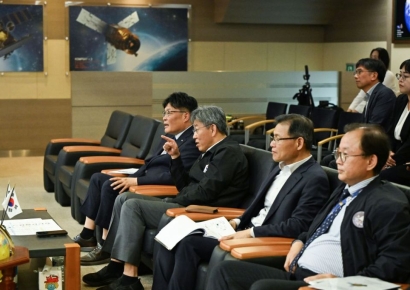 김이탁 국토1차관, 항우연서 국토위성 2호 발사 실황 점검
