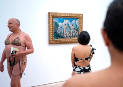"명화 보러 갔다가 놀랐다"…비키니 입고 몰린 사람들
