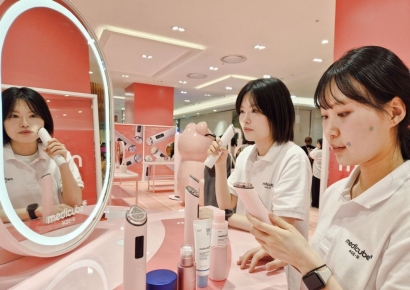 피부과 갈 시간도 돈도 아깝다면?… 2030 사로잡은 '홈 에스테틱'의 비밀 팝업