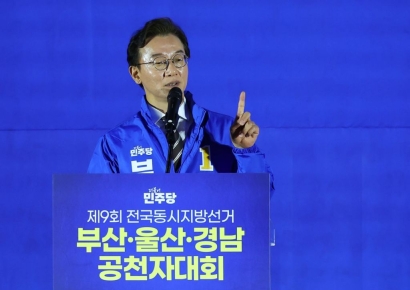 '공방 격화' 뜨거워진 부산시장 선거… 전재수·박형준 포격전 돌입