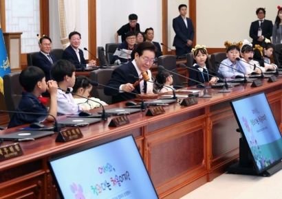 '어서 와, 청와대는 처음이지?'…李대통령, 어린이들과 함께 국무회의 