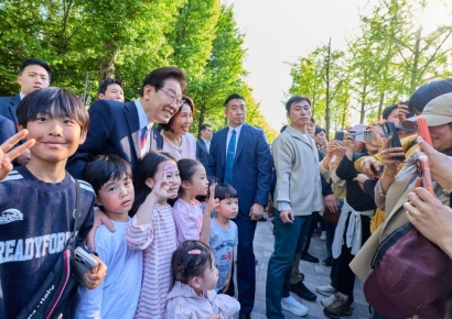 '어린이날' 李대통령, 서울 어린이대공원 깜짝 방문…기념사진 '찰칵'