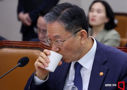 [포토] 물 마시는 정성호 장관