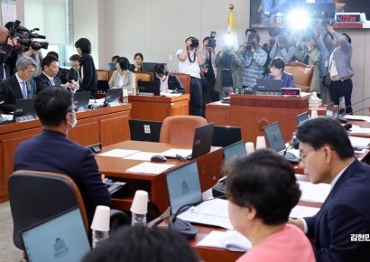 [포토] 여야 조작기소특검 충돌…"희생자 공소취소"·"대통령 무죄세탁"