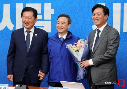 [포토] '파란 점퍼' 입은 임문영 AI전략위 부위원장