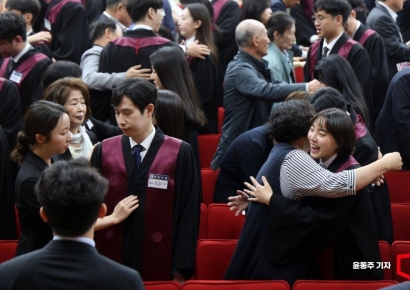 [포토] 신임 검사에게 법복 입혀주는 가족들