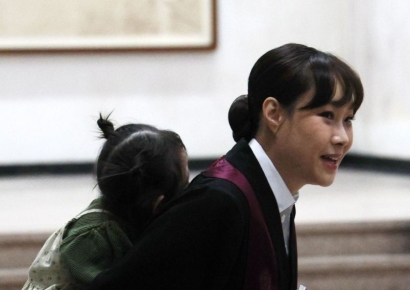 [포토] 법복 입고 '어부바'…워킹맘 신임 검사의 환한 미소