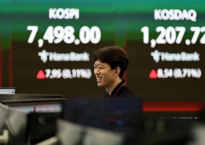 외인 ‘5조 팔자’에도 굳건…코스피 종가 사상 최고