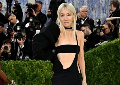 “真有76岁？还以为是40多”——穿大胆礼服亮相的“最强冻龄”Vera Wang