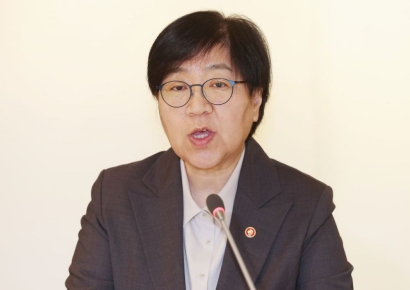 휴일 소아응급실 찾은 정은경 장관…"안심하고 진료받는 환경 만들 것"