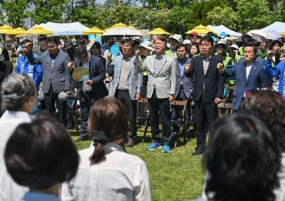 [포토] 광주 서구, 제4회 5·18기념 책갈피 그리기 대회