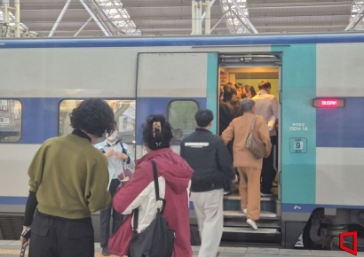 "대구서 서울 2시간 내내 서서 가기도"…'보조석 쟁탈' 피터지는 KTX, 상시 포화