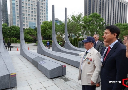 [포토] 감사의 정원 석재 조형물 바라보는 오세훈 서울시장 후보