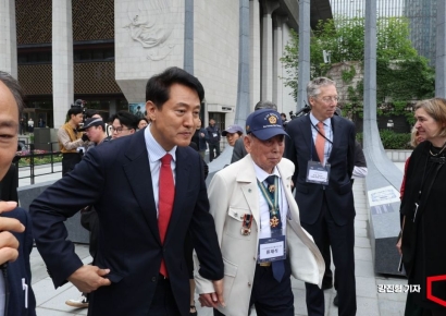 [포토] 6.25 참전 유공자와 함께 이동하는 오세훈 서울시장 후보