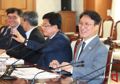 [포토] 밝은표정의 김민석 국무총리