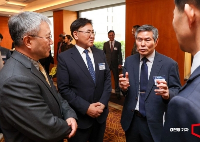 [포토] 주요 내빈들과 의견 나누는 장범식 아시아경제 대표