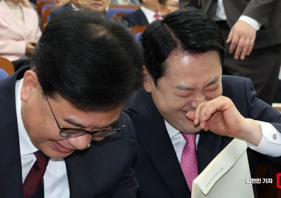 [포토] 웃음 터뜨리는 장동혁