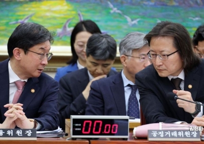 [포토] 대화하는 금융위원장과 공정위원장