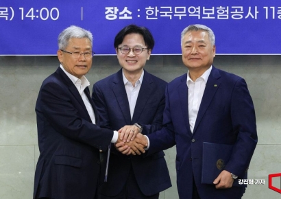 [图片] 产业部部长 Kim Jeonggwan-韩国电力公司社长 Kim Dongcheol-韩国水力原子力公司社长 Kim Hoecheon 携手相握