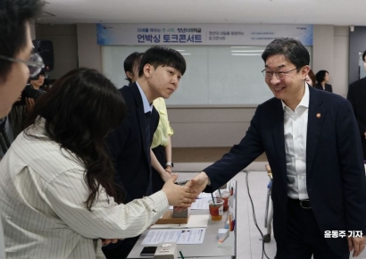 [포토] 청년들과 인사 나누는 이억원 금융위원장