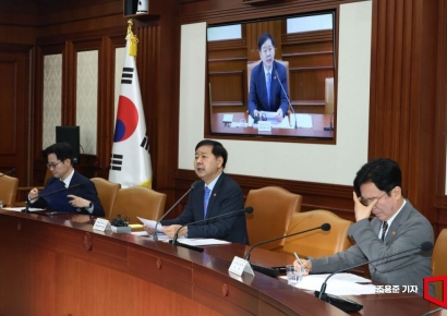[포토] 생각에 잠긴 김영훈 노동부 장관