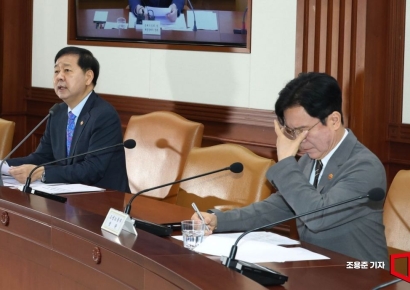 [포토] 안경 만지는 김영훈 노동부 장관